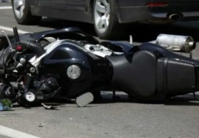 Accident între un autoturism și o motocicletă la Mărăcineni. Motociclistul a ajuns la spital, iar mașina a luat foc